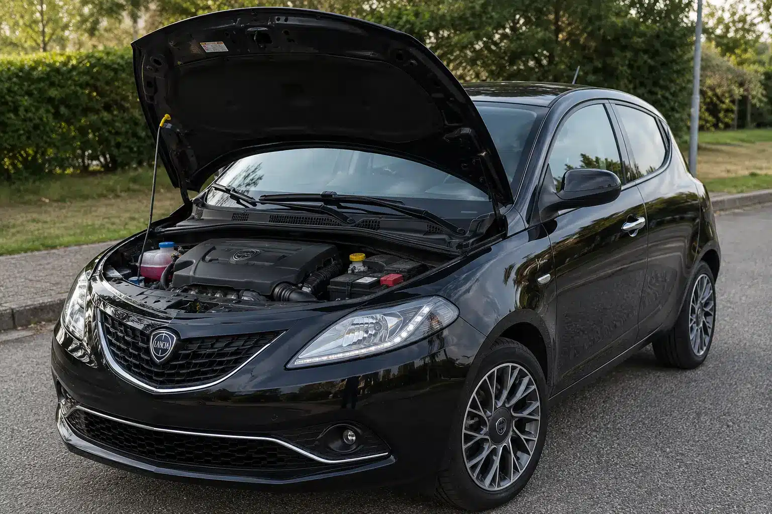 Lancia mit Motorschaden und geöffneter Motorhaube