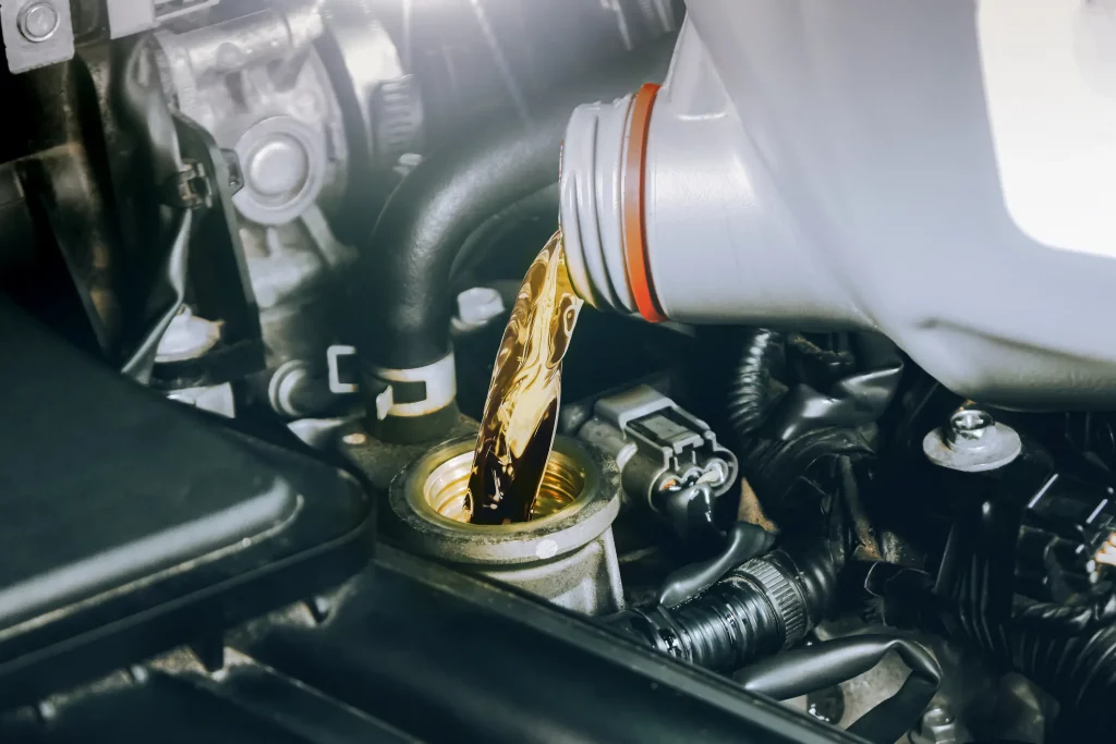 Motoröl wird in einen Automotor eingefüllt