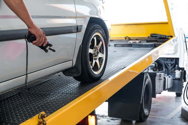 Auto mit Motorschaden wird auf Abschleppwagen verladen