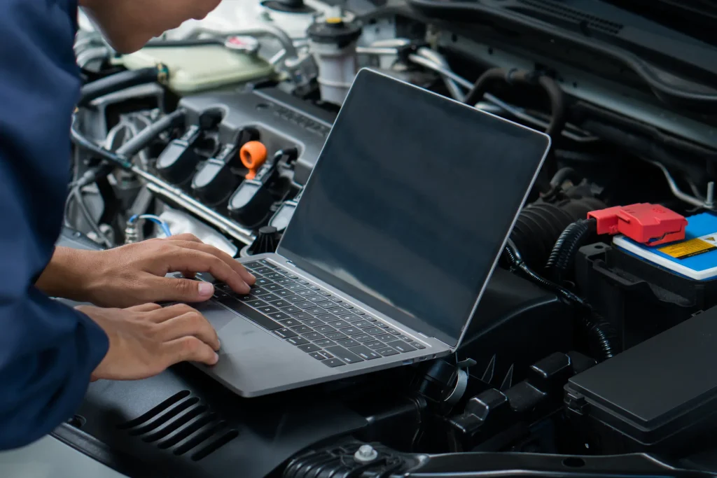 Laptop zur Diagnose am Motor – Risiko für Getriebeschaden durch Chiptuning.