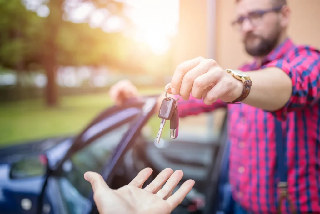 „Übergabe von Autoschlüsseln – Erfahrungen beim Ankauf mit Getriebeschaden.