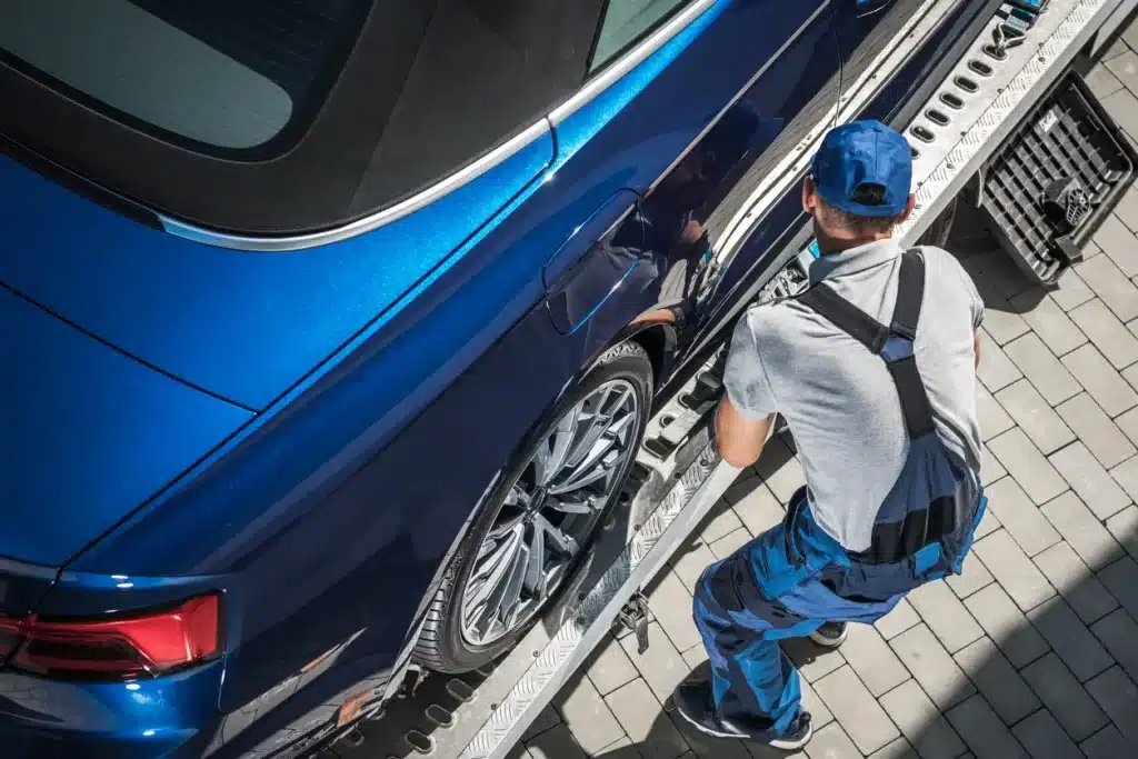 Auto mit Motorschaden wird auf Abschleppwagen verladen – Symbolbild für bundesweiten Autoankauf bei technischen Defekten.