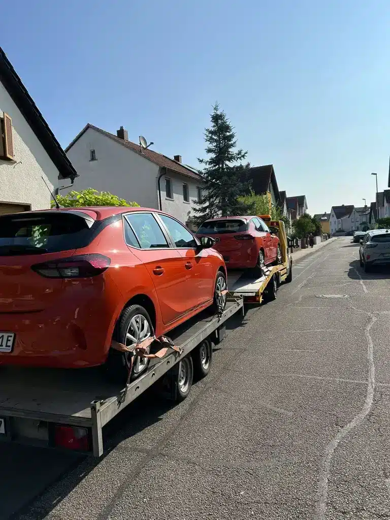 Auto auf Abschleppwagen zur Abholung bei Motorschaden
