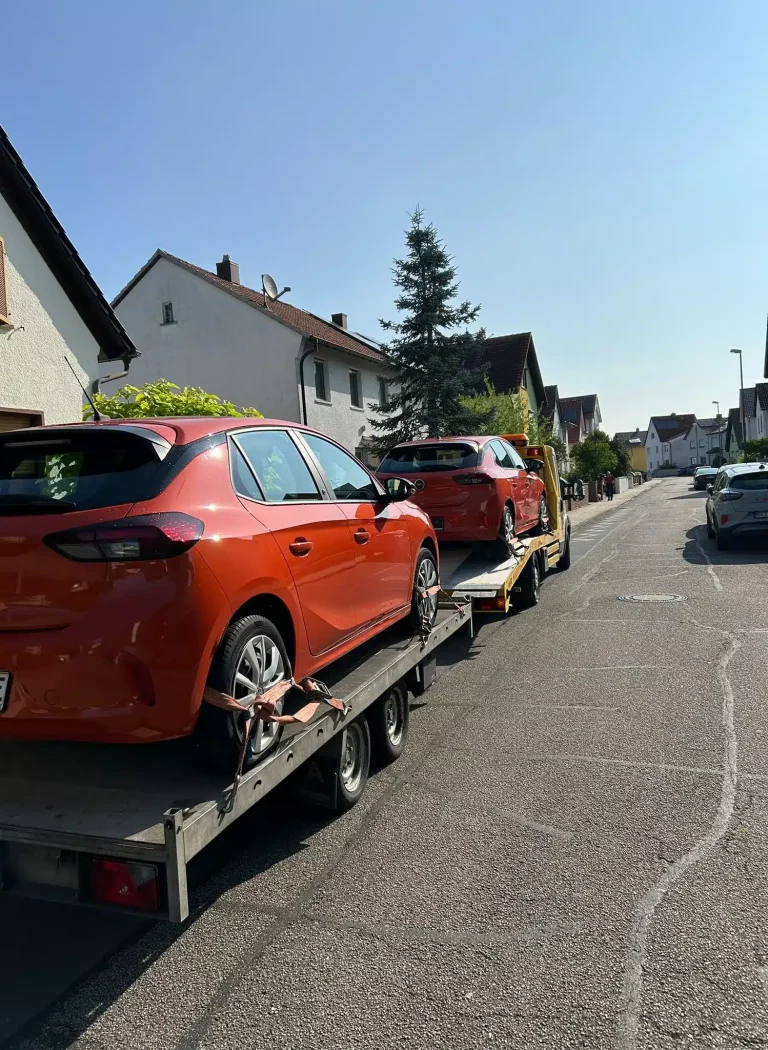 Auto auf Abschleppwagen zur Abholung bei Motorschaden