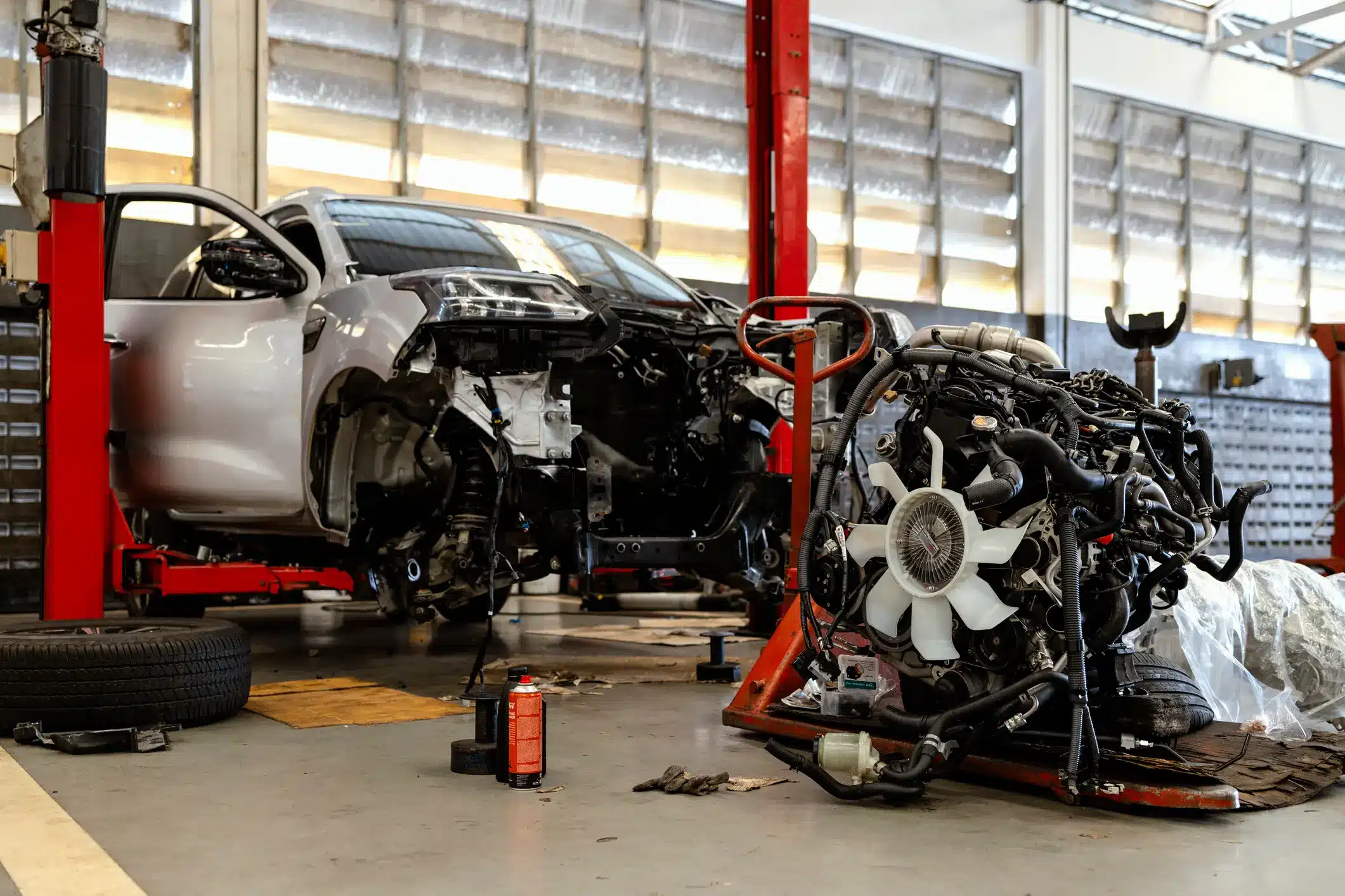 Auto mit Motorschaden steht zur Diagnose in einer Werkstatt