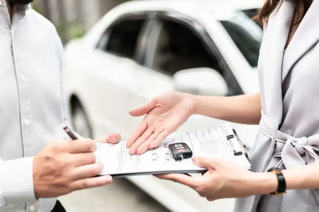 „Übergabe von Autoschlüsseln und Dokumenten – Autoankauf vor Ort.
