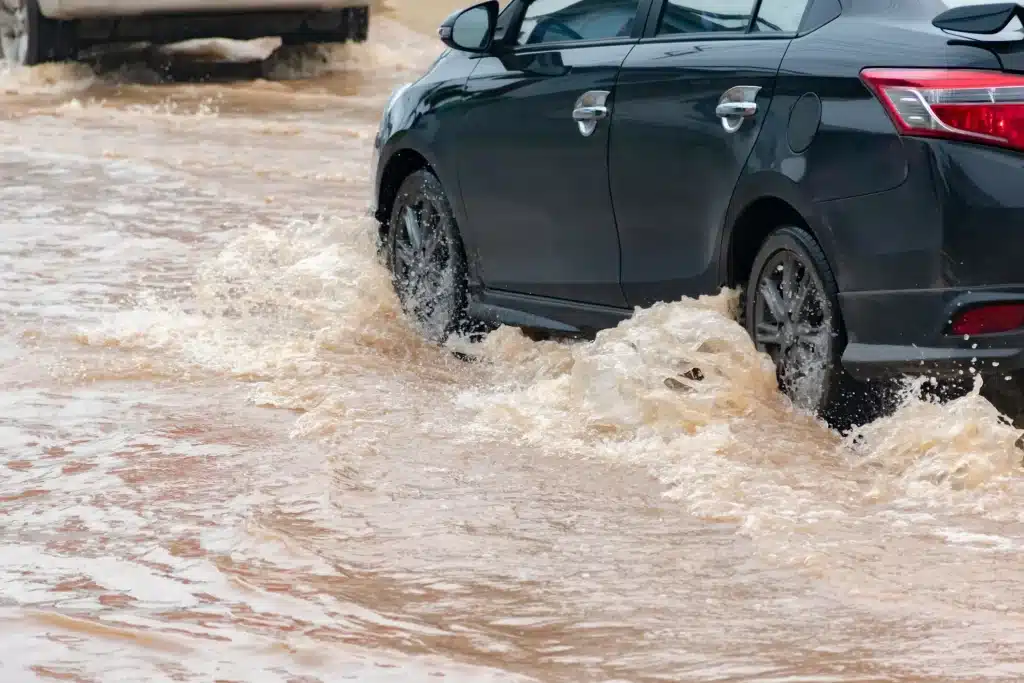 „Auto fährt durch tiefes Wasser – Risiko für Wasserschlag und Motorschaden.