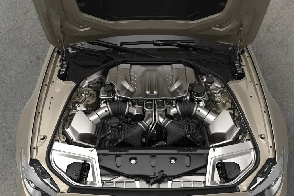 „Motorraum geöffnet – Hinweise zur Lebensdauer eines Motors.