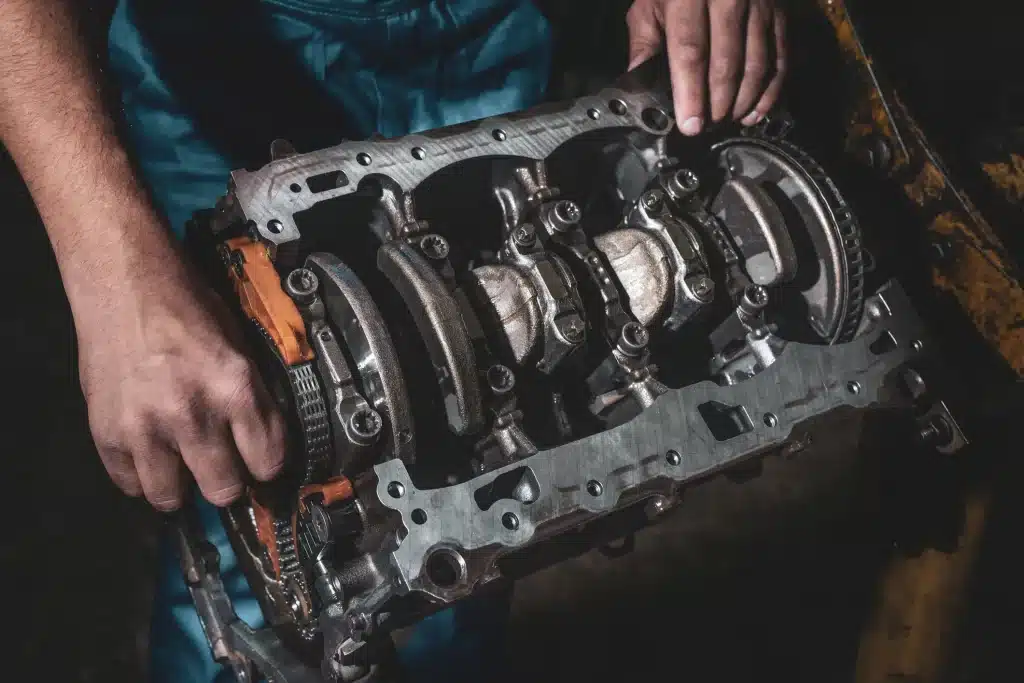 Motor-Lagerschaden mit geöffneter Kurbelwelle und Pleuellagern