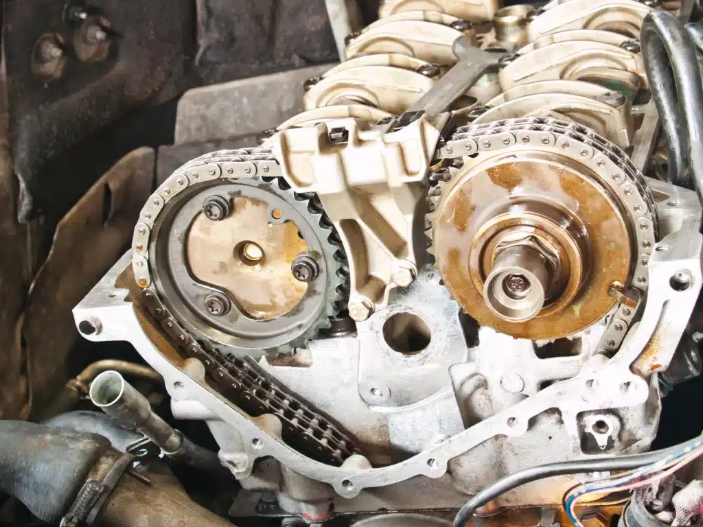 Steuerkettenschaden am Motor mit geöffneter Steuerkette